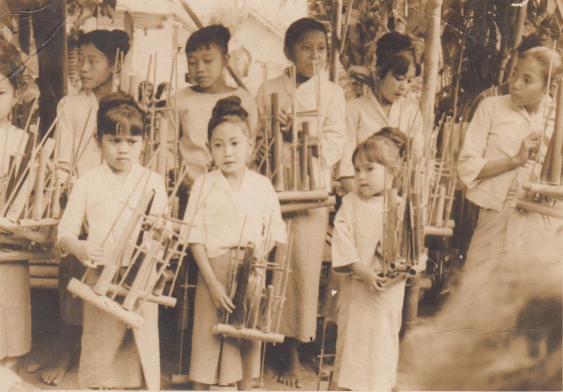 kecil main angklung